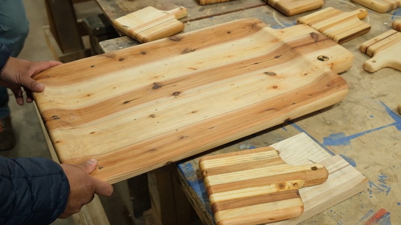 Table de madera fabricada por internos de Colina 1 con pallets y cajas de madera de Minera Centinela